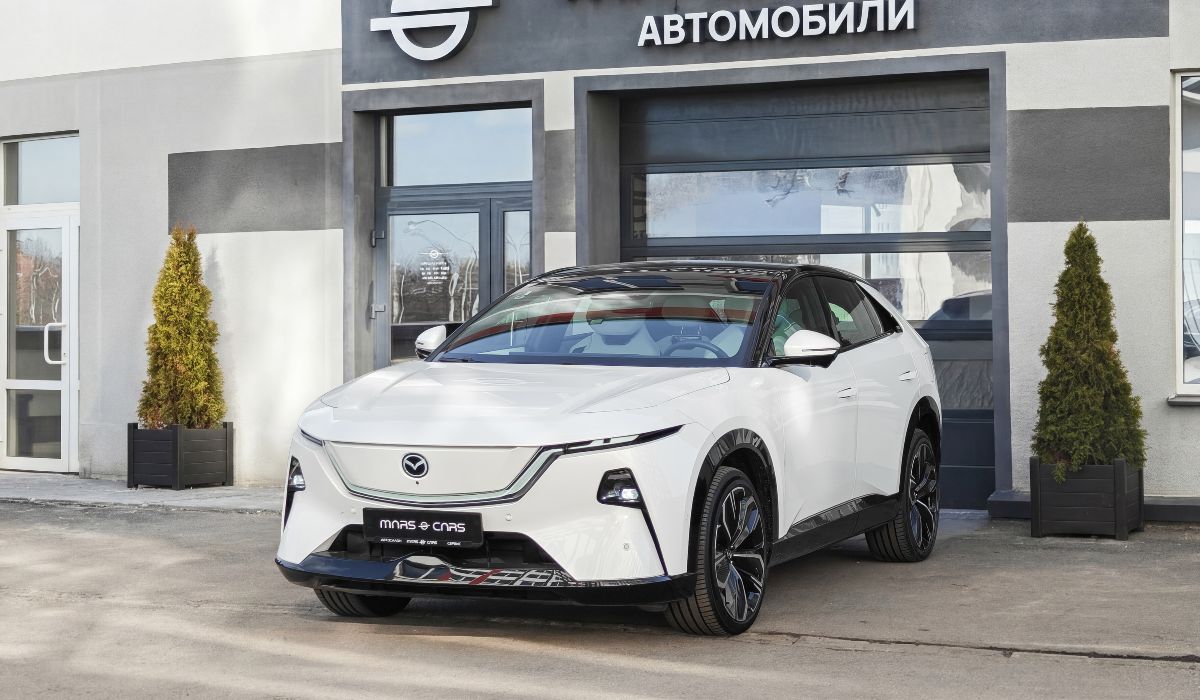 Mazda EZ-60 (белая)